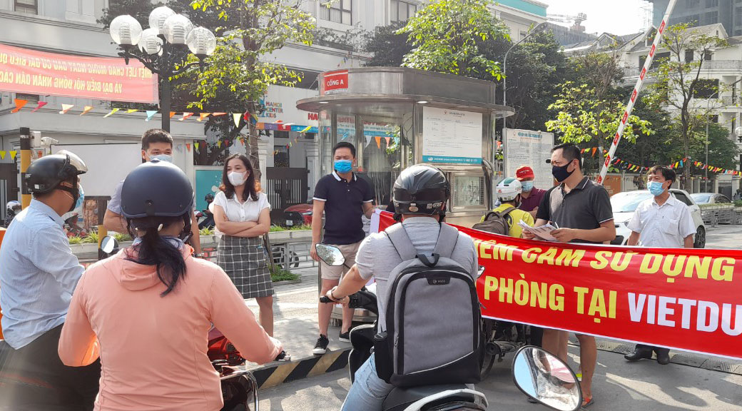 Nhiều ngày nay, cư dân tòa nhà Việt Đức Complex liên tục căng băng rôn, khẩu ngữ phản đối chủ đầu tư cho thuê căn hộ làm văn phòng.