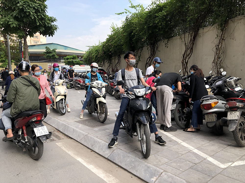Cư dân chung cư Việt Đức Complex tố cáo chủ đầu tư cho thuê hơn 100 căn hộ để làm văn phòng, lượng nhân viên đổ về đây đông