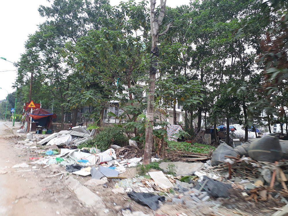 Hiện dự án Khu đô thị mới Ao Sào chưa mở được đường vào dự án, xung quanh khu đô thị nhếch nhác, ngập rác thải...