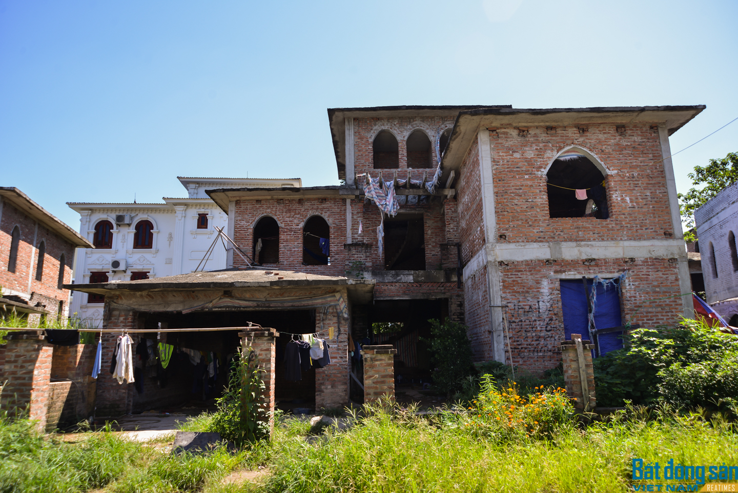 Biệt thự triệu đô bỏ hoang, thành nhà trọ miễn phí ở Hà Nội