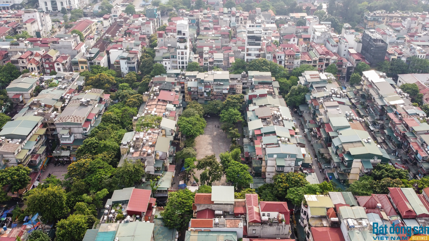 Hiểm họa từ những quả bom nước trên nóc tập thể cũ ở Hà Nội