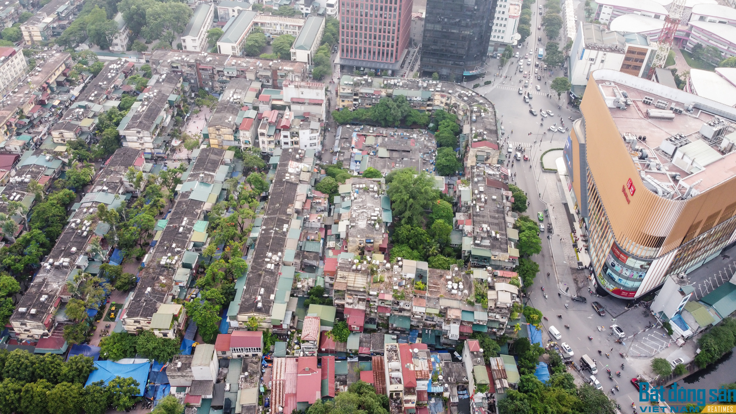 Hiểm họa từ những quả bom nước trên nóc tập thể cũ ở Hà Nội
