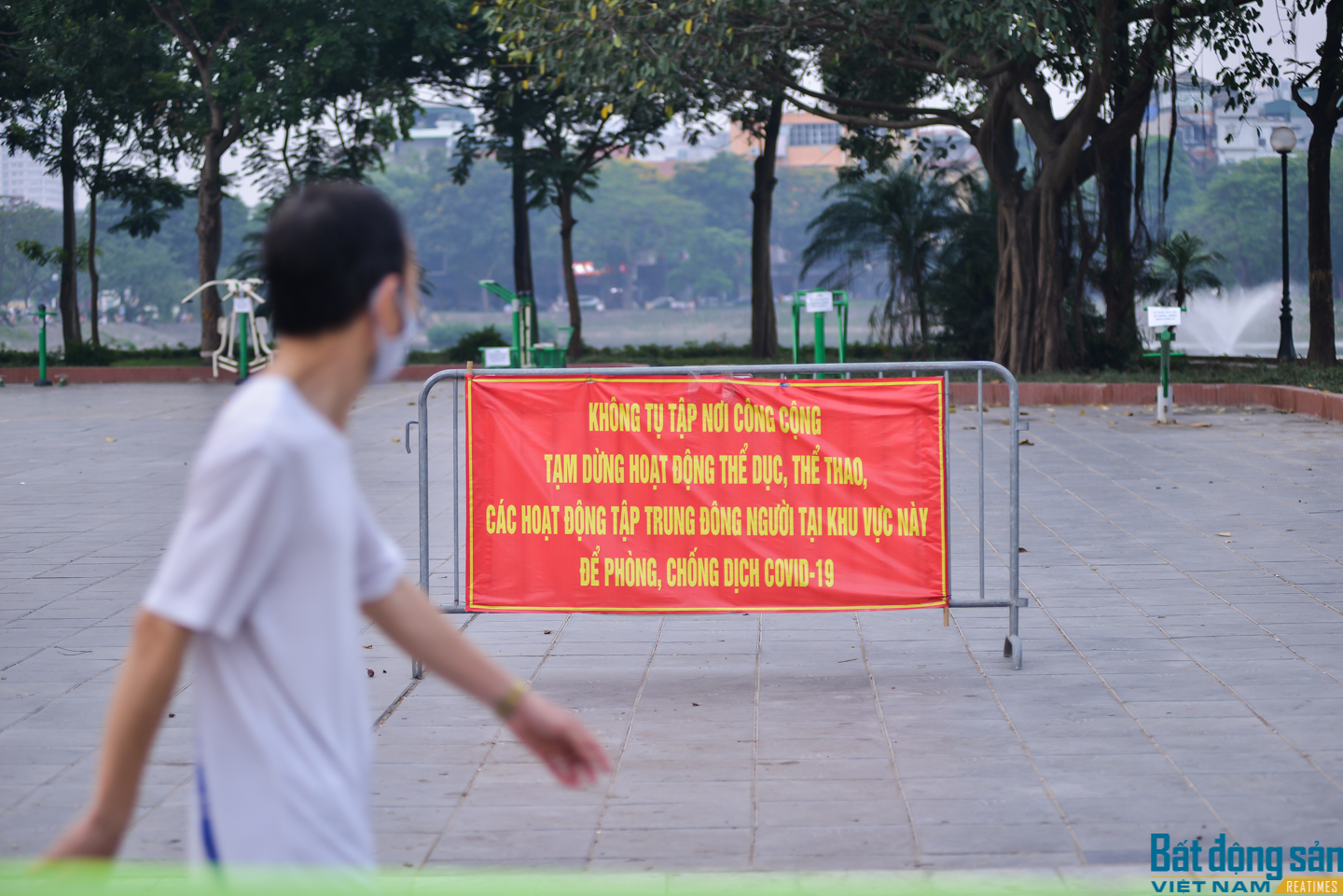 Người dân Hà Nội tập thể dục tại công viên bất chấp lệnh cấm