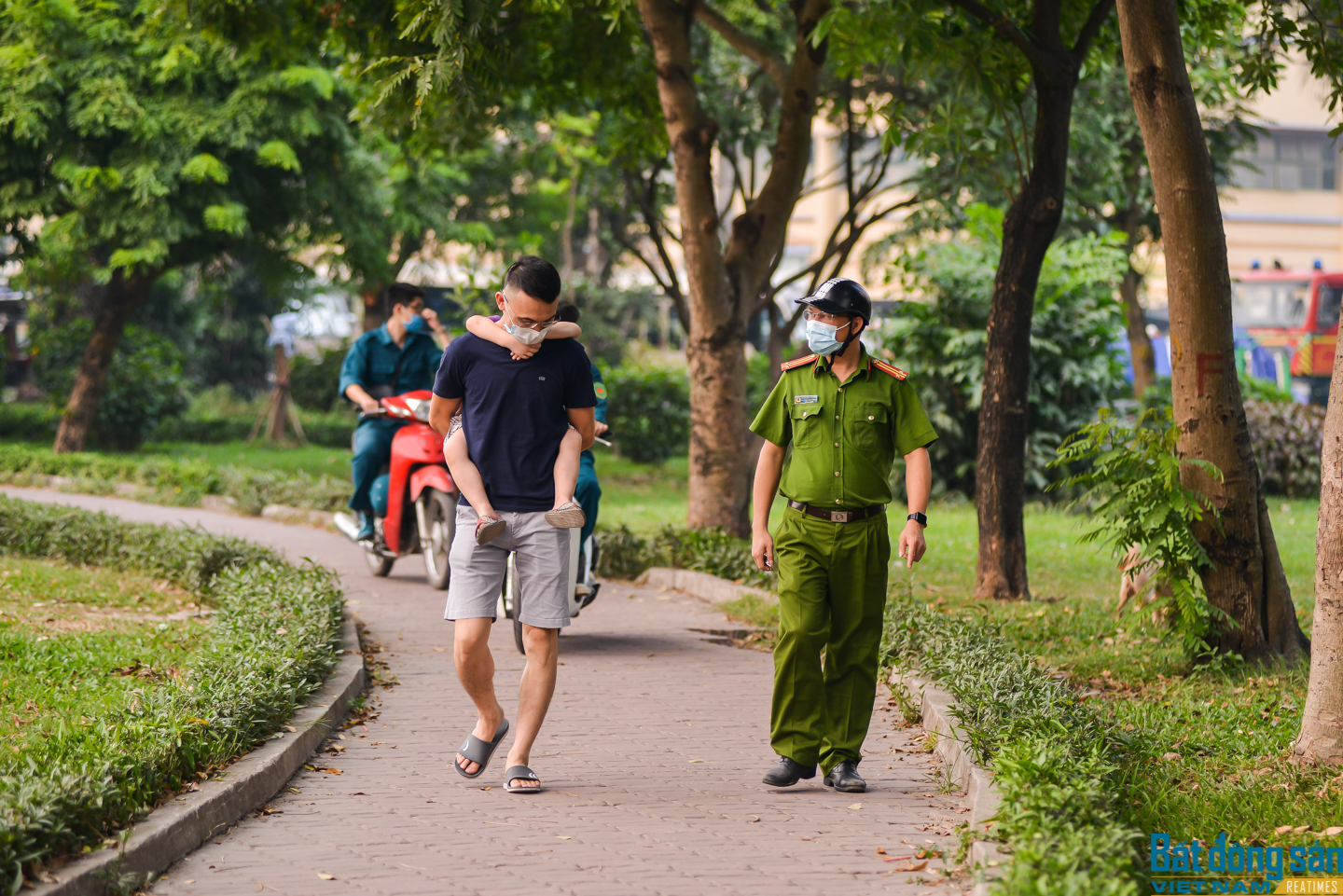 Người dân Hà Nội tập thể dục tại công viên bất chấp lệnh cấm