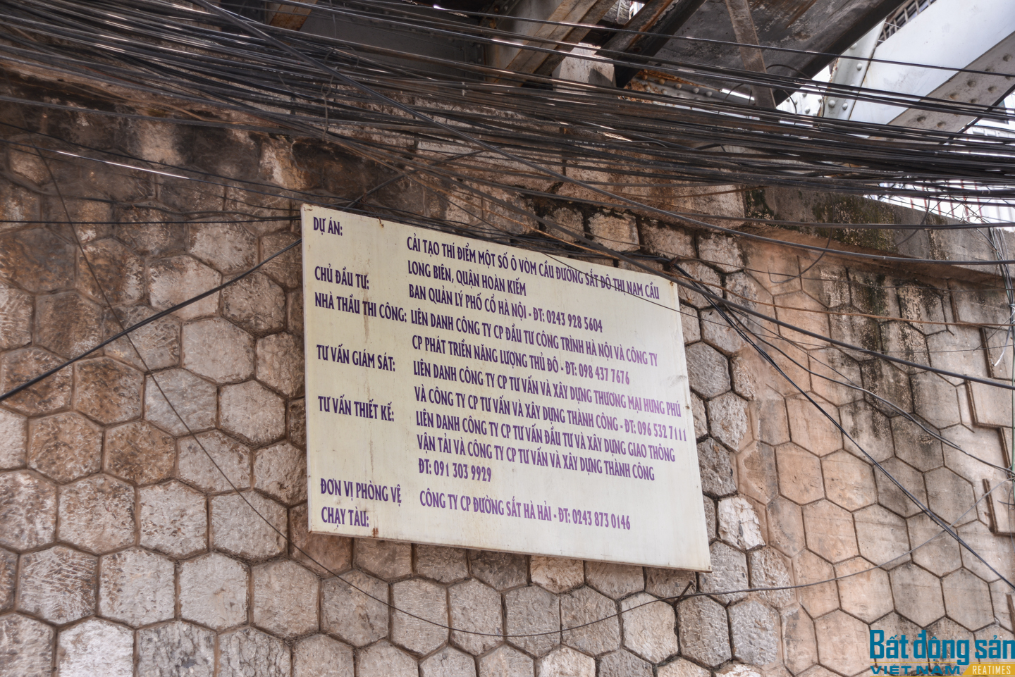 Thêm một vòm cầu đá trăm tuổi được đục thông tại trên phố Phùng Hưng, Hà Nội