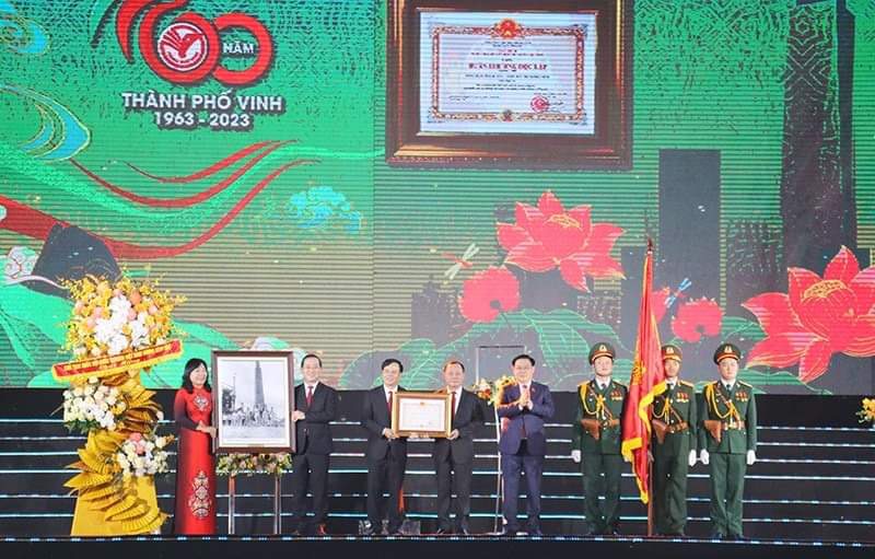 Chủ tịch Quốc hội Vương Đình Huệ trao Huân chương Độc lập hạng Nhì và tặng ảnh Bác Hồ, chúc mừng Đảng bộ, chính quyền và nhân dân TP. Vinh.