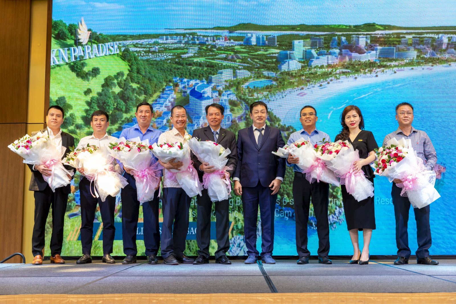 Đại diện Chủ đầu tư dự án KN Paradise tặng hoa cho các đối tác tài trợ chính là các ngân hàng hàng đầu tại Việt Nam