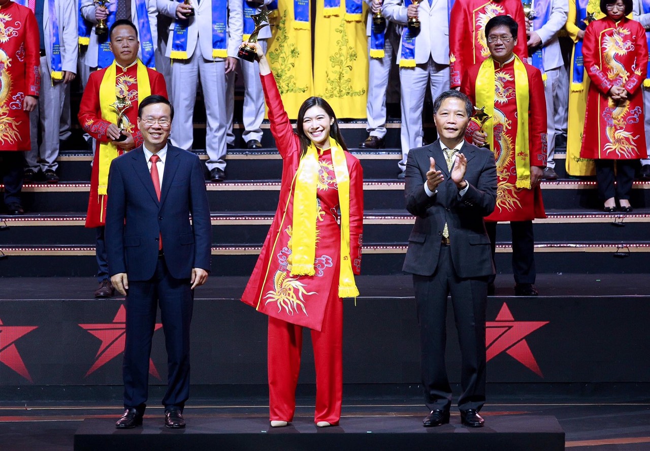 CEO Alphanam Nguyễn Ngọc Mỹ nhận giải thưởng Sao Đỏ 2022