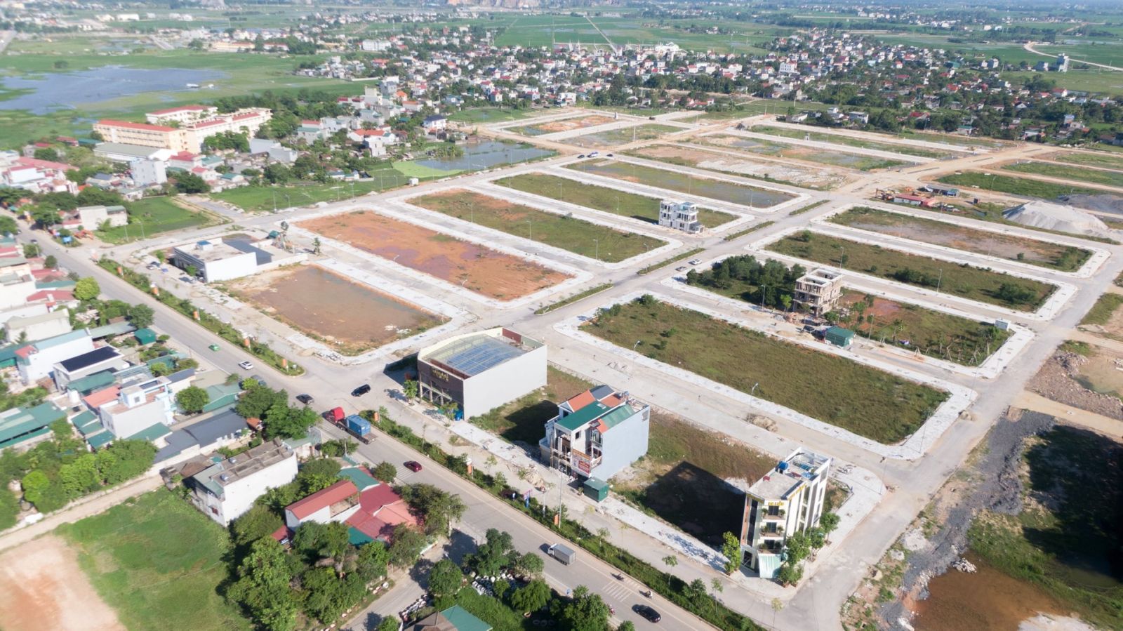 UBND tỉnh Thanh Hoá vừa ban hành Công văn số 4905 chỉ đạo các cơ quan, đơn vị có liên quan tăng cường công tác rà soát, kiểm tra các cuộc đấu giá quyền sử dụng đất trên địa bàn.