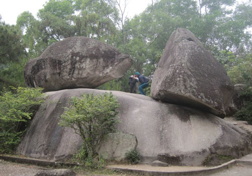 Hòn Trống Mái trên núi Trường Lệ là cảnh quan tự nhiên độc đáo của TP. Sầm Sơn.