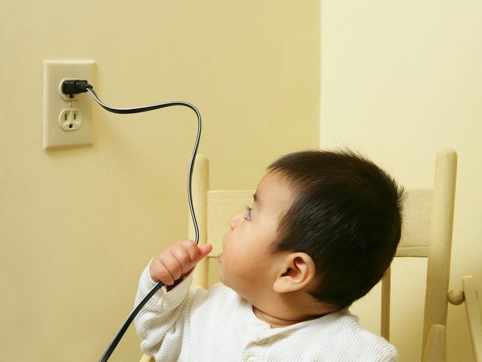 Để các thiết bị và nguồn điện xa tầm với của trẻ con