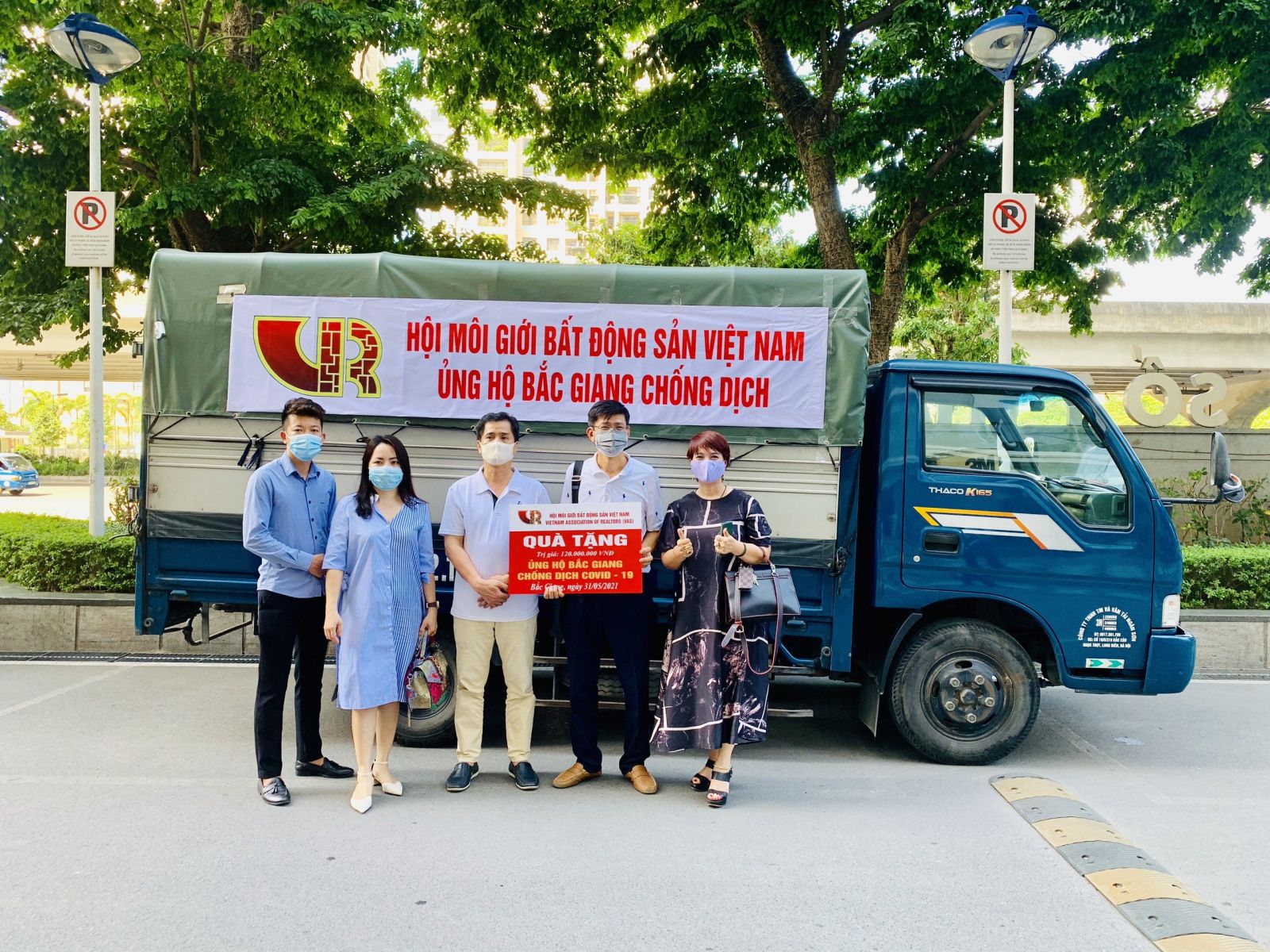 Chuyến xe tặng vật phẩm y tế chuẩn bị tới Bắc Giang