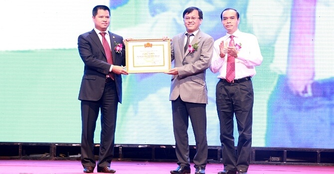 Chủ tịch Ngô Chí Dũng và Tổng Giám đốc Nguyễn Đức Vinh trong một lần nhận Bằng khen của Thống đốc Ngân hàng Nhà nước.