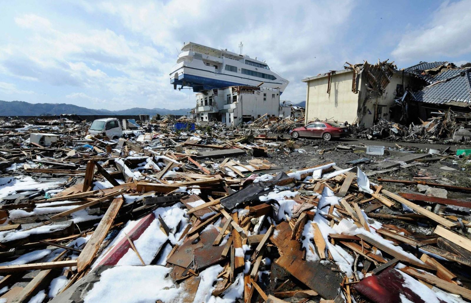 Một cơn sóng thần tại Nhật Bản. Ảnh: Reuters 