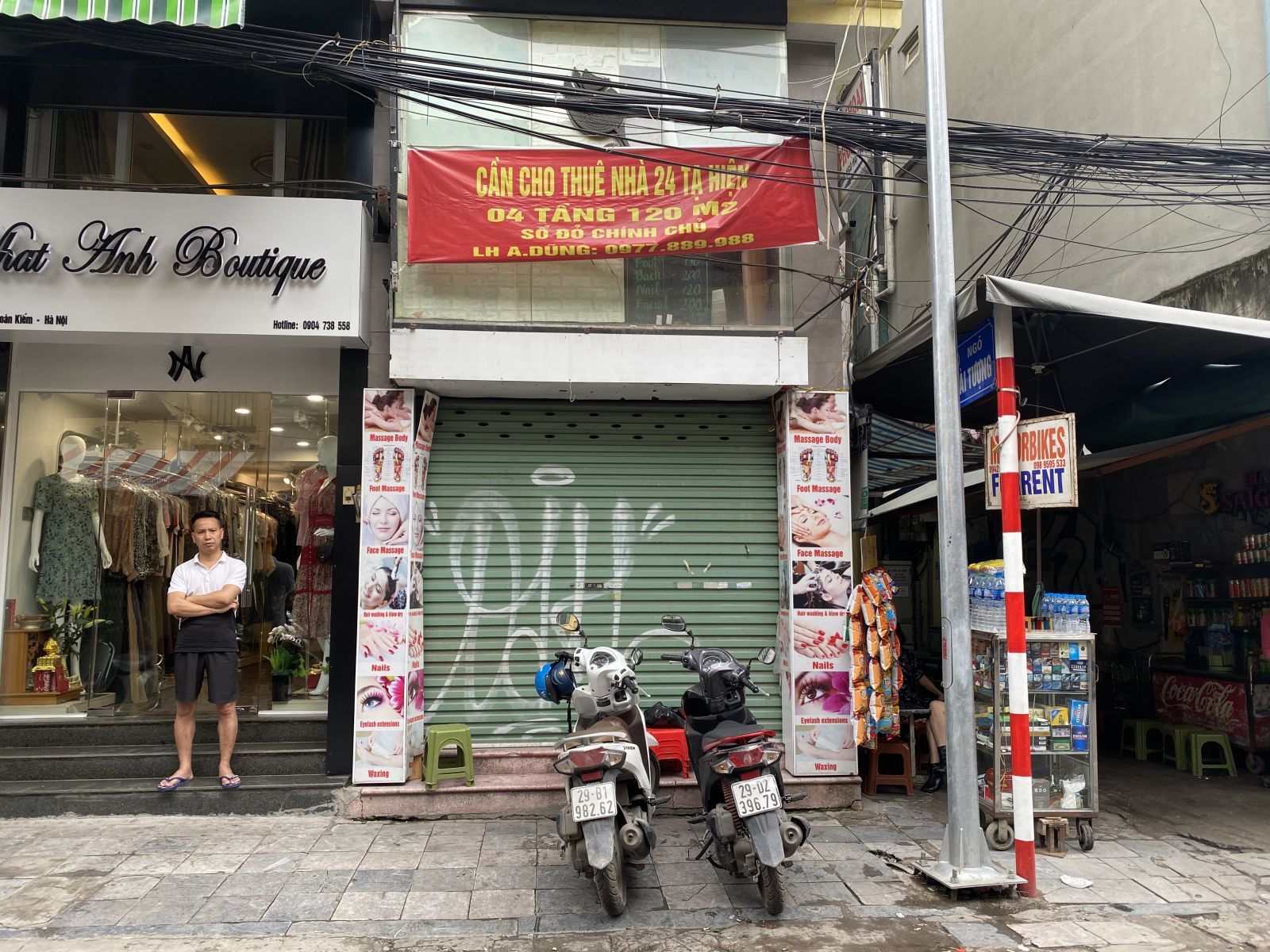 Trước đây, tuyến phố Đinh Liệt hay Tạ Hiện luôn được coi những điểm kinh doanh sầm uất nhất tại khu vực phố cổ. Nhưng đến nay nhiều hộ kinh doanh cũng phải trả lại mặt bằng.