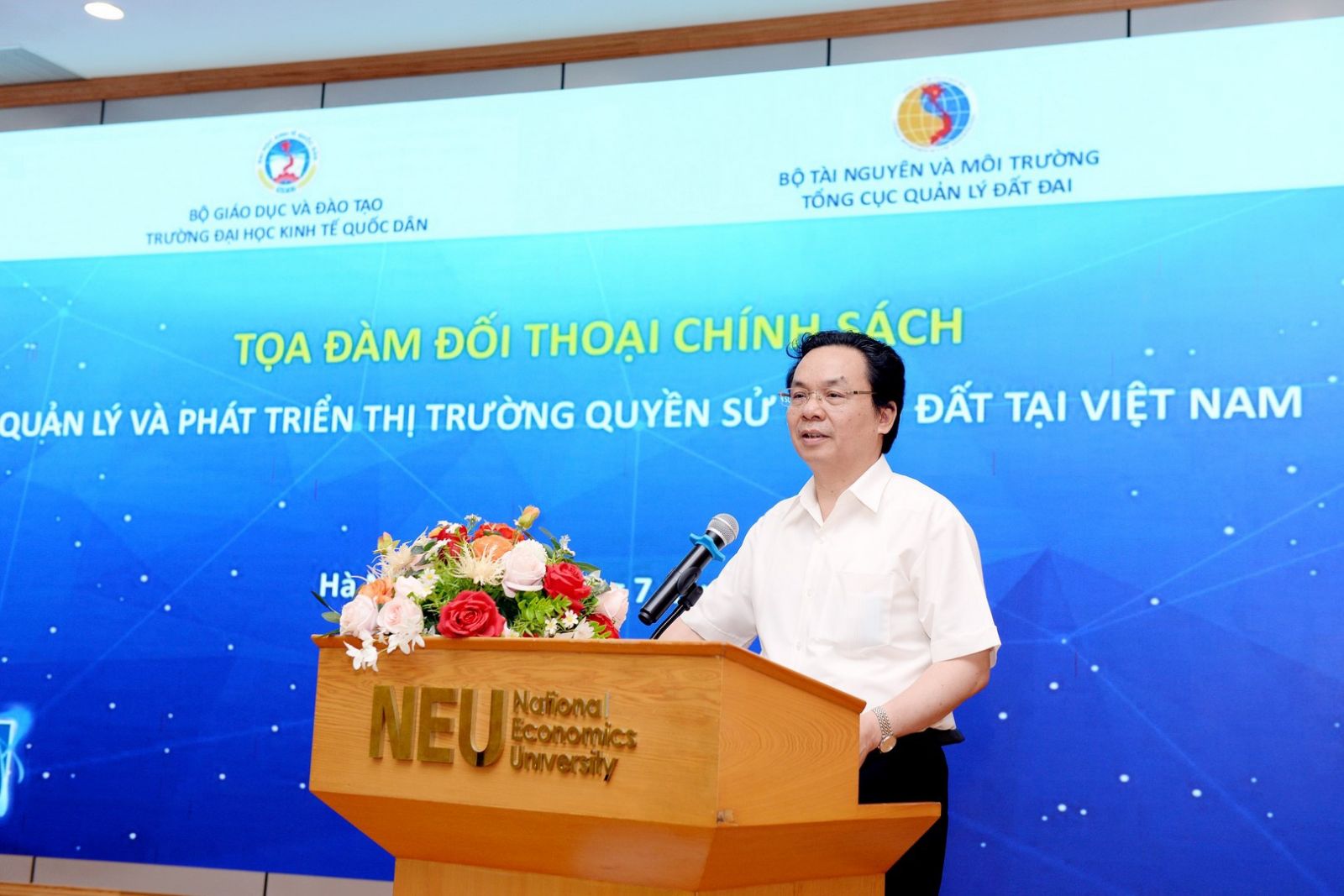 GS.TS. Hoàng Văn Cường phát biểu tại cuộc tọa đàm. 