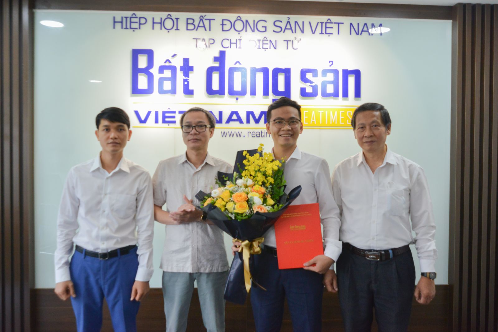 Lãnh đạo VNREA trao quyết định bổ nhiệm uỷ viên Ban biên tập Tạp chí cho Nhà báo Nguyễn Thành Công