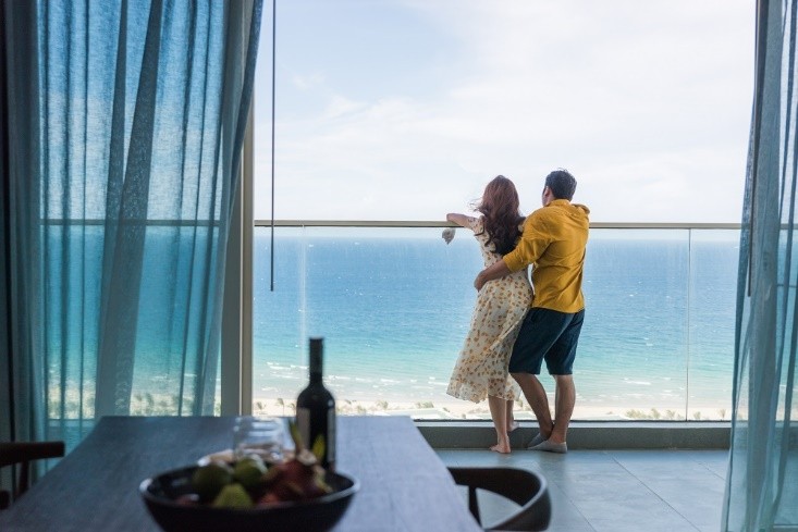 Với 100% căn hộ và biệt thự tại ALMA Resort có view hướng biển, du khách có thể chọn ngắm bình minh tại biển hoặc ngay tại ban công căn hộ của mình