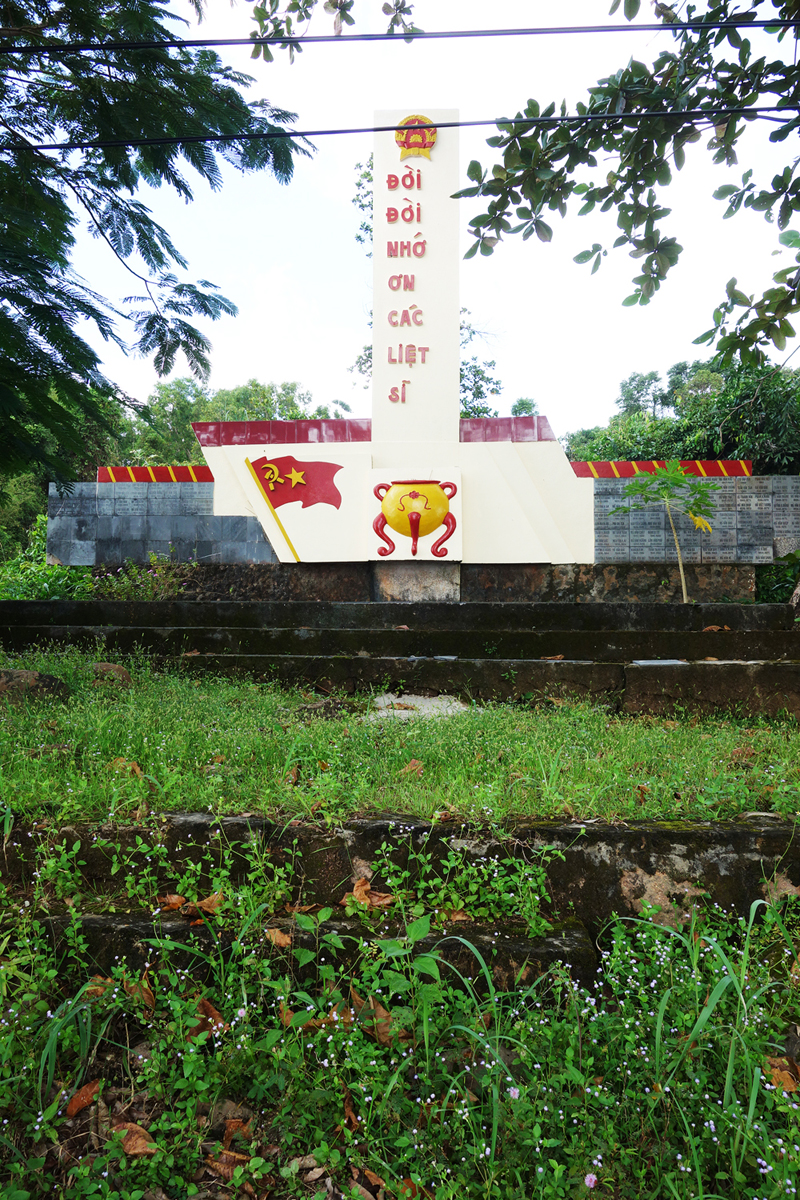 Hoang tàn đài tưởng niệm Liệt sỹ.