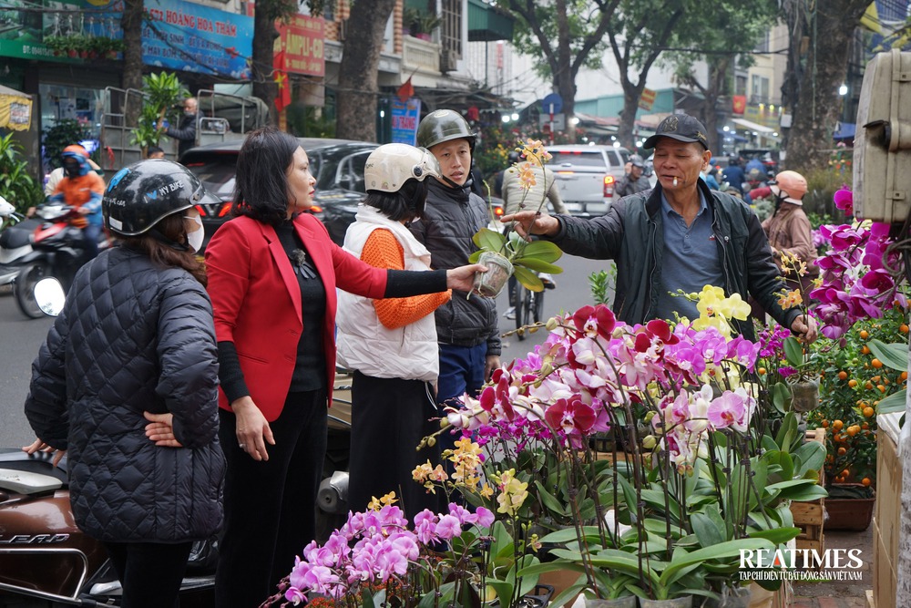 Chợ Bưởi những phiên cuối cùng của năm mang đậm nét văn hóa người Hà Nội- Ảnh 10.