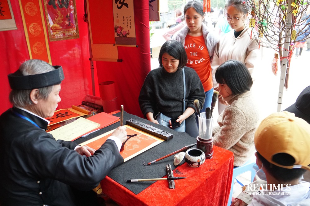 Hà Nội: Người dân nườm nượp đến Văn Miếu xin chữ đầu Xuân Ất Tỵ- Ảnh 22.