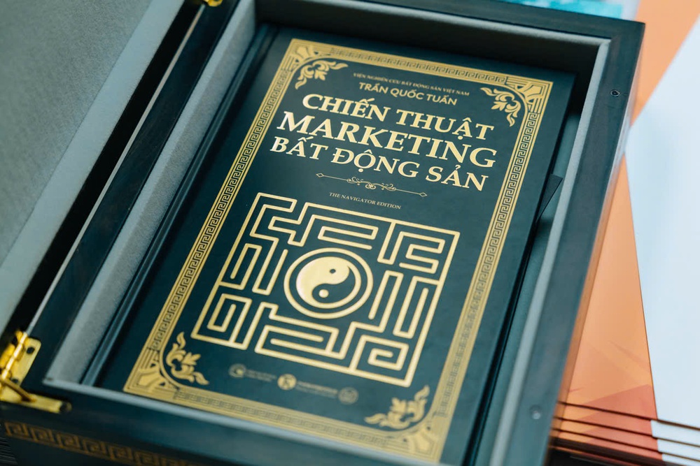 Trao tặng sách Chiến Thuật Marketing Bất động sản cho lãnh đạo Hội Môi giới Bất động sản Việt Nam- Ảnh 3. Trao tặng sách Chiến Thuật Marketing Bất động sản cho lãnh đạo Hội Môi giới Bất động sản Việt Nam- Ảnh 3.
