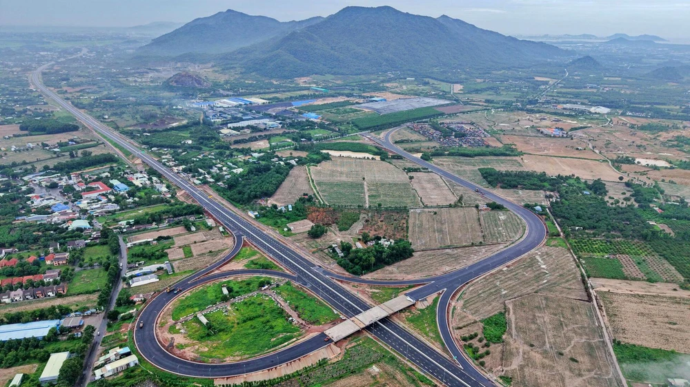 Bệ phóng hạ tầng 2025: Doanh nghiệp "vào đường băng", thị trường bất động sản "cất cánh"- Ảnh 6. Bệ phóng hạ tầng 2025: Doanh nghiệp "vào đường băng", thị trường bất động sản "cất cánh"- Ảnh 6.