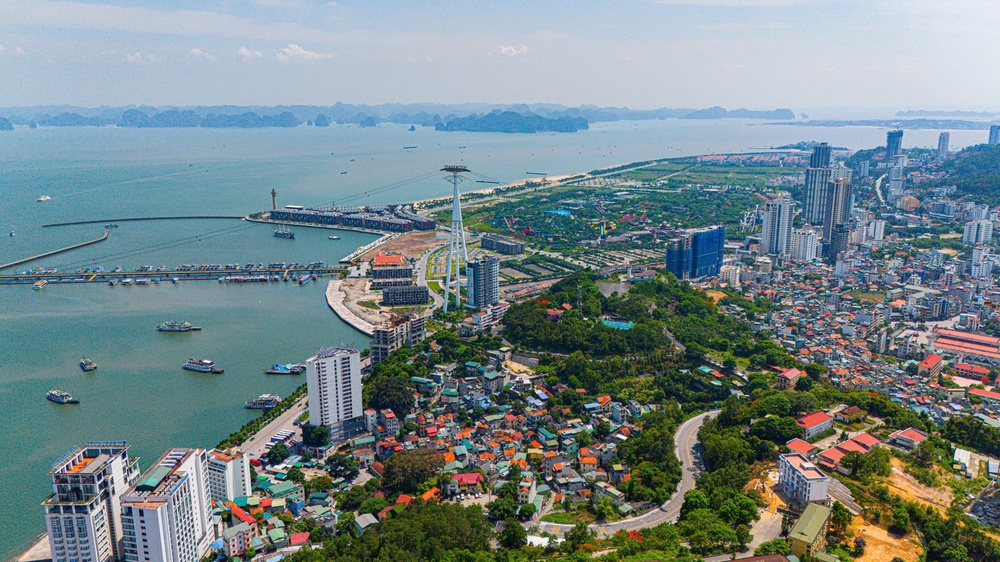 TS.KTS. Trương Văn Quảng: "Quảng Ninh vươn tới hình mẫu tăng trưởng xanh nhờ khát vọng và nỗ lực kiến tạo, phát triển du lịch đẳng cấp"- Ảnh 11. TS.KTS. Trương Văn Quảng: "Quảng Ninh vươn tới hình mẫu tăng trưởng xanh nhờ khát vọng và nỗ lực kiến tạo, phát triển du lịch đẳng cấp"- Ảnh 11.