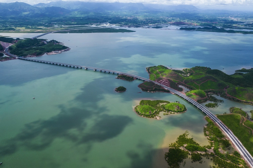 Quảng Ninh: Từ miền đất di sản đến khát vọng "trung tâm du lịch xanh"- Ảnh 16.