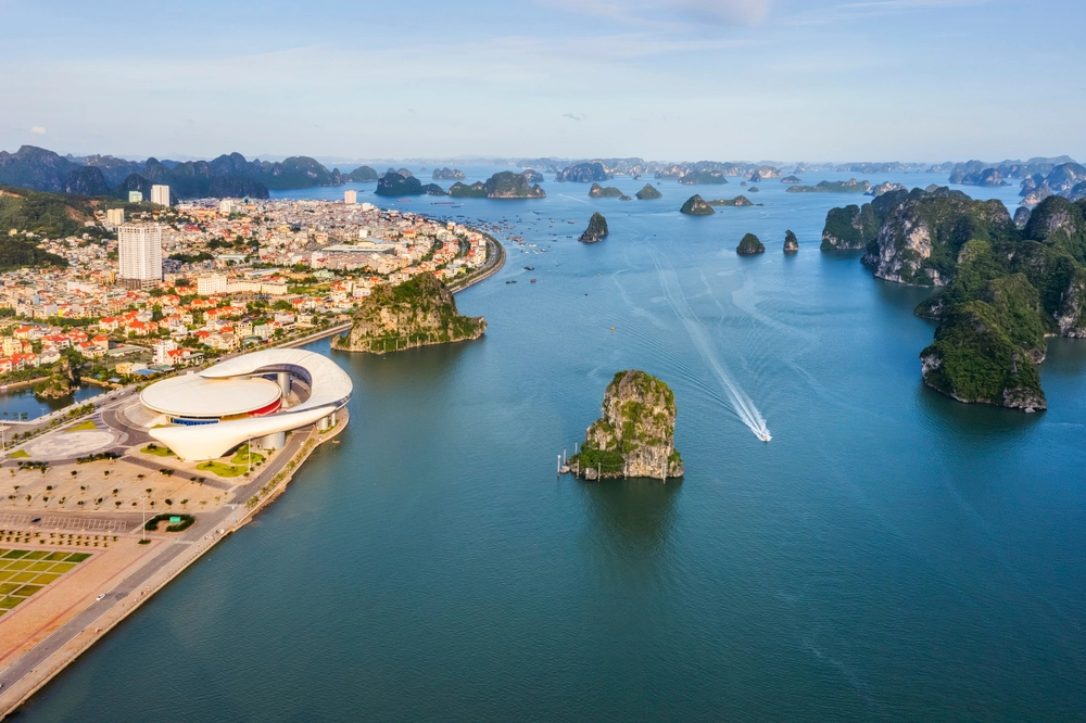 Quảng Ninh: Từ miền đất di sản đến khát vọng "trung tâm du lịch xanh"- Ảnh 30.