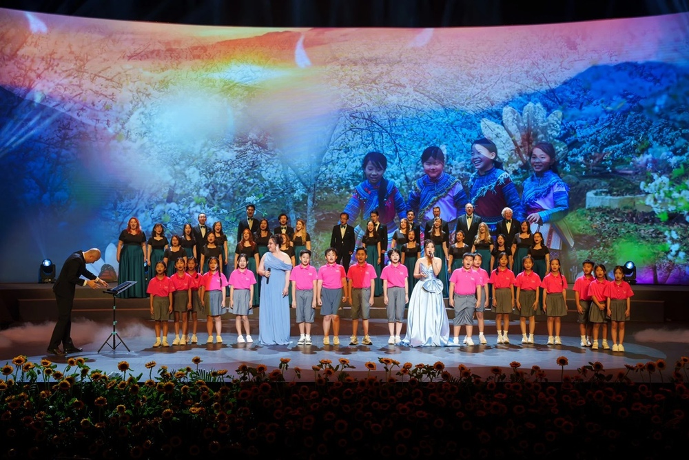 Anh hùng Lao động Thái Hương: Sự tử tế là hạt giống ươm mầm cho tương lai- Ảnh 16. Anh hùng Lao động Thái Hương: Sự tử tế là hạt giống ươm mầm cho tương lai- Ảnh 16.
