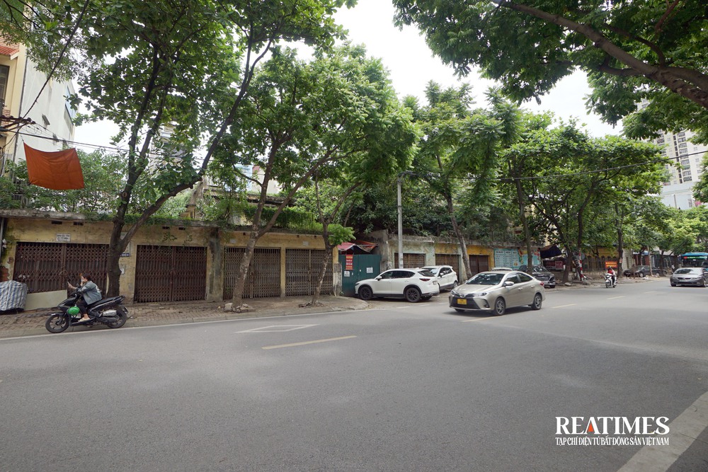 Hà Nội: Tuyến phố dài gần 1km có 5 trụ sở công bỏ hoang lãng phí- Ảnh 18. Hà Nội: Tuyến phố dài gần 1km có 5 trụ sở công bỏ hoang lãng phí- Ảnh 18.