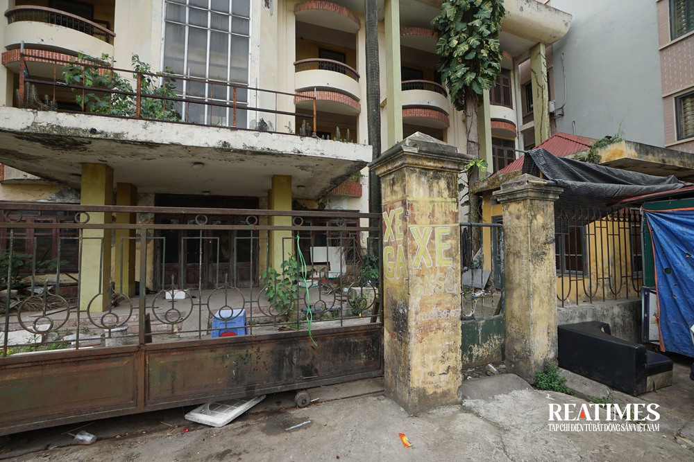 Hà Nội: Tuyến phố dài gần 1km có 5 trụ sở công bỏ hoang lãng phí- Ảnh 2. Hà Nội: Tuyến phố dài gần 1km có 5 trụ sở công bỏ hoang lãng phí- Ảnh 2.