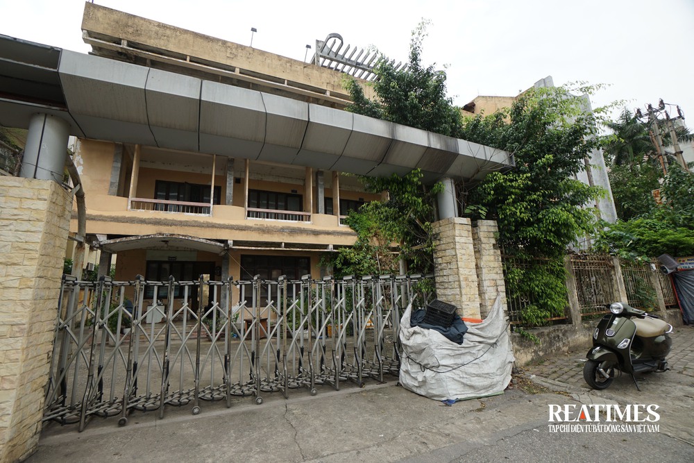 Hà Nội: Tuyến phố dài gần 1km có 5 trụ sở công bỏ hoang lãng phí- Ảnh 8. Hà Nội: Tuyến phố dài gần 1km có 5 trụ sở công bỏ hoang lãng phí- Ảnh 8.