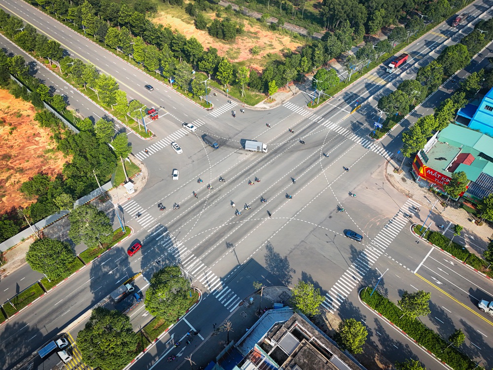 Hàng chục ngàn tỷ rót vào hạ tầng năm 2025, bất động sản Bình Dương 'nổi sóng'- Ảnh 1. Hàng chục ngàn tỷ rót vào hạ tầng năm 2025, bất động sản Bình Dương 'nổi sóng'- Ảnh 1.