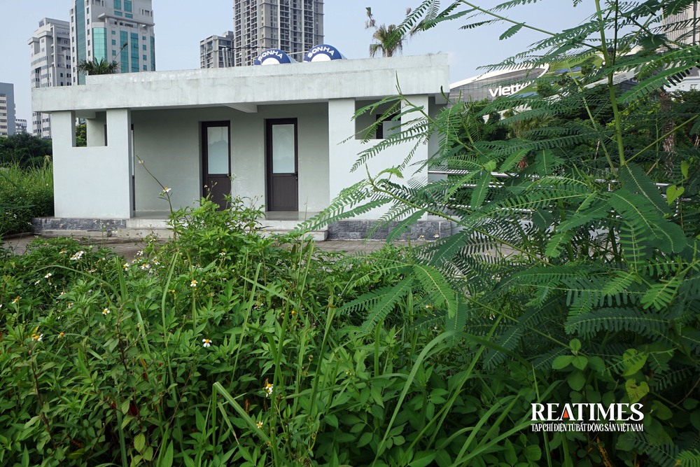 Hà Nội: Cỏ mọc um tùm, rác thải bốc mùi ở công viên hồ điều hoà 744 tỷ đồng- Ảnh 15. Hà Nội: Cỏ mọc um tùm, rác thải bốc mùi ở công viên hồ điều hoà 744 tỷ đồng- Ảnh 15.
