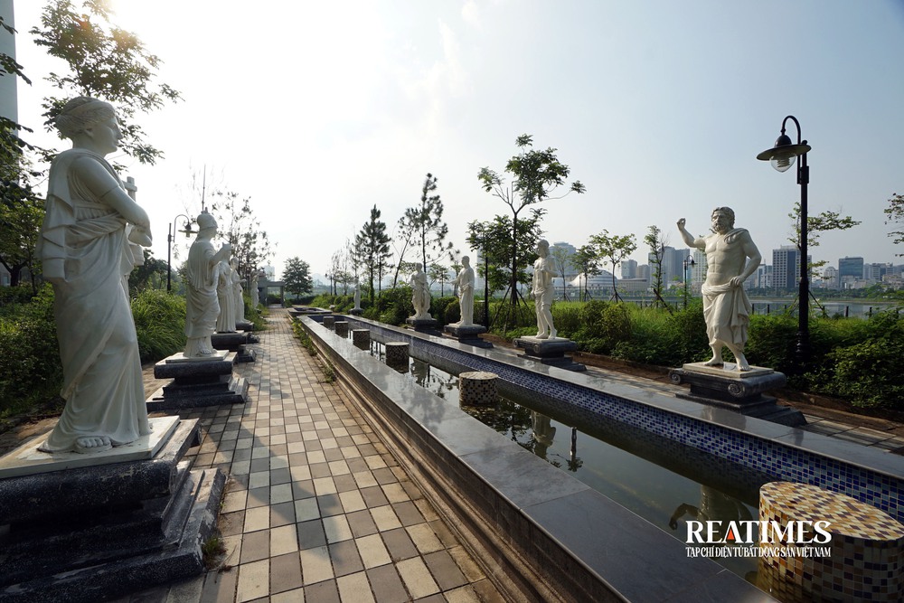 Hà Nội: Cỏ mọc um tùm, rác thải bốc mùi ở công viên hồ điều hoà 744 tỷ đồng- Ảnh 23. Hà Nội: Cỏ mọc um tùm, rác thải bốc mùi ở công viên hồ điều hoà 744 tỷ đồng- Ảnh 23.