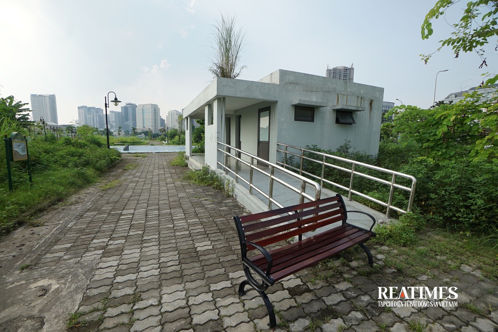 Hà Nội: Cỏ mọc um tùm, rác thải bốc mùi ở công viên hồ điều hoà 744 tỷ đồng- Ảnh 7. Hà Nội: Cỏ mọc um tùm, rác thải bốc mùi ở công viên hồ điều hoà 744 tỷ đồng- Ảnh 7.