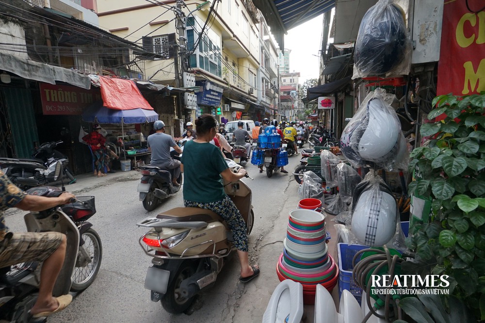 Hà Nội: Ngõ 381 Nguyễn Khang bao giờ được mở rộng?- Ảnh 10. Hà Nội: Ngõ 381 Nguyễn Khang bao giờ được mở rộng?- Ảnh 10.