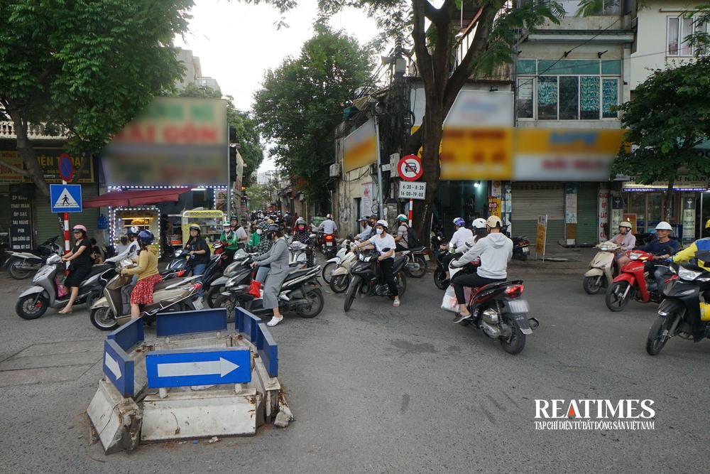 Hà Nội: Ngõ 381 Nguyễn Khang bao giờ được mở rộng?- Ảnh 2. Hà Nội: Ngõ 381 Nguyễn Khang bao giờ được mở rộng?- Ảnh 2.