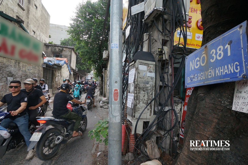 Hà Nội: Ngõ 381 Nguyễn Khang bao giờ được mở rộng?- Ảnh 3. Hà Nội: Ngõ 381 Nguyễn Khang bao giờ được mở rộng?- Ảnh 3.