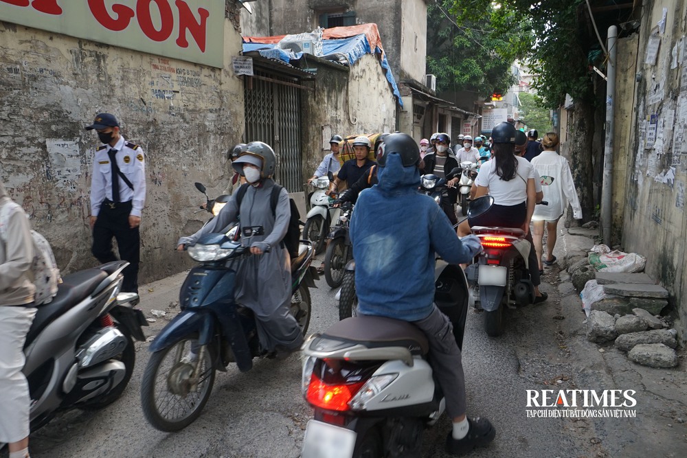 Hà Nội: Ngõ 381 Nguyễn Khang bao giờ được mở rộng?- Ảnh 5. Hà Nội: Ngõ 381 Nguyễn Khang bao giờ được mở rộng?- Ảnh 5.