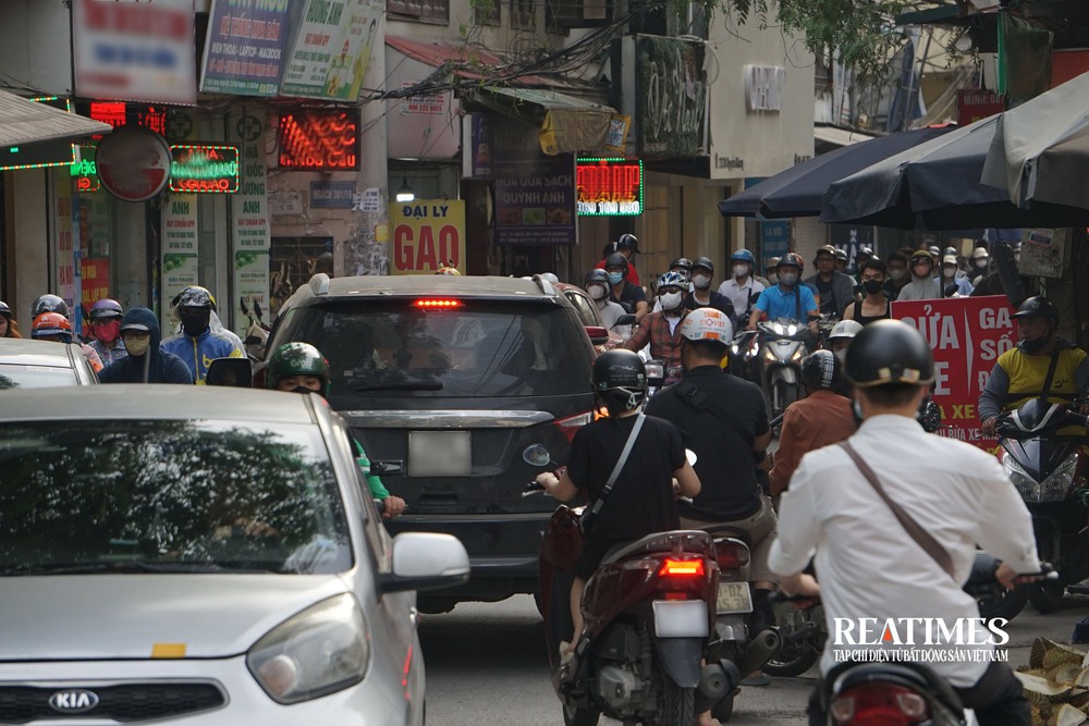 Hà Nội: Ngõ 381 Nguyễn Khang bao giờ được mở rộng?- Ảnh 4. Hà Nội: Ngõ 381 Nguyễn Khang bao giờ được mở rộng?- Ảnh 4.