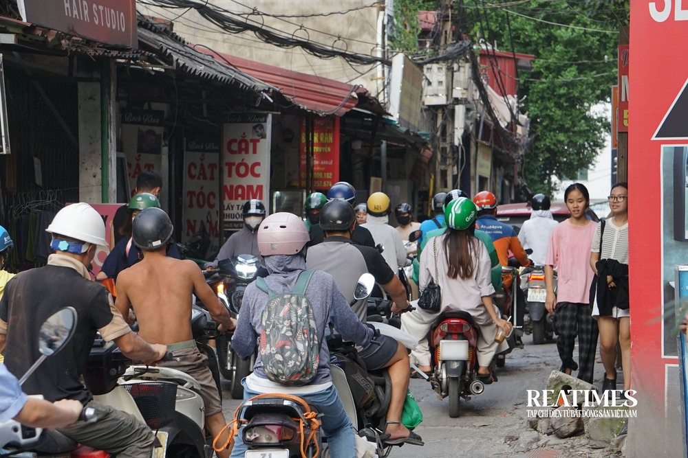 Hà Nội: Ngõ 381 Nguyễn Khang bao giờ được mở rộng?- Ảnh 8. Hà Nội: Ngõ 381 Nguyễn Khang bao giờ được mở rộng?- Ảnh 8.