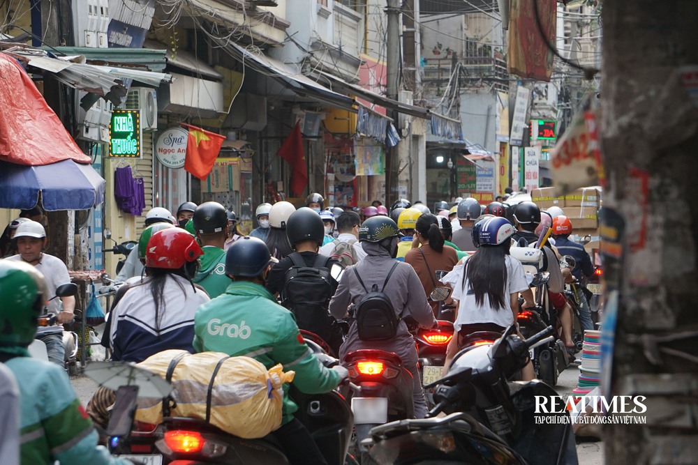 Hà Nội: Ngõ 381 Nguyễn Khang bao giờ được mở rộng?- Ảnh 9. Hà Nội: Ngõ 381 Nguyễn Khang bao giờ được mở rộng?- Ảnh 9.