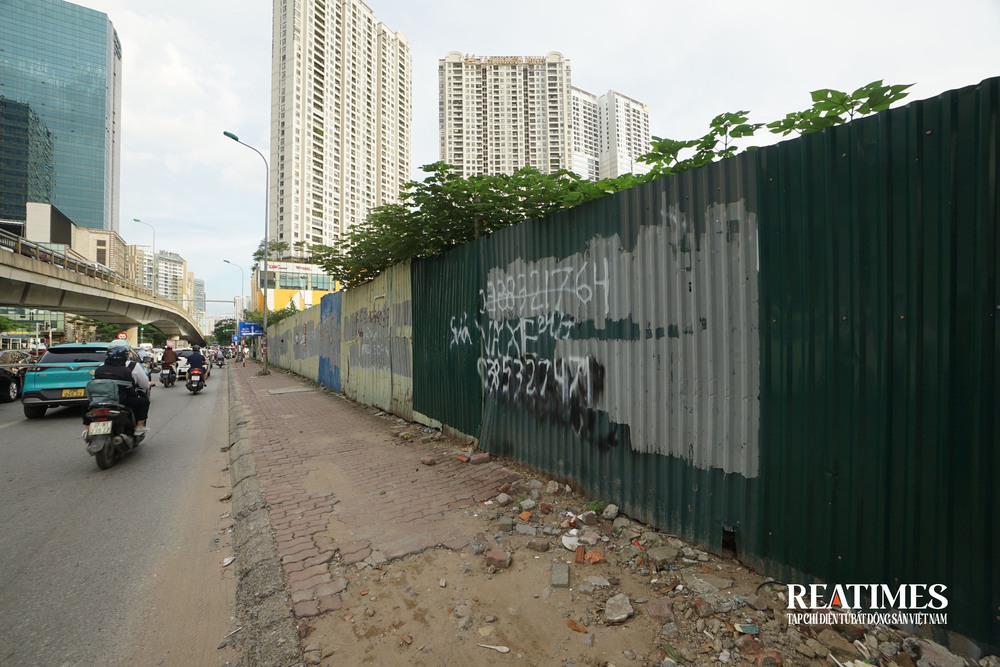 Hà Nội: Dự án tháp tài chính quốc tế hơn 13.000m2 đất sau 20 năm để cỏ mọc hoang gây lãng phí- Ảnh 4. Hà Nội: Dự án tháp tài chính quốc tế hơn 13.000m2 đất sau 20 năm để cỏ mọc hoang gây lãng phí- Ảnh 4.