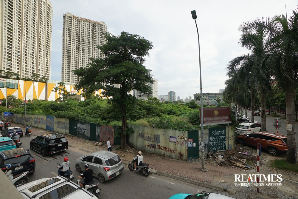 Hà Nội: Dự án tháp tài chính quốc tế hơn 13.000m2 đất sau 20 năm để cỏ mọc hoang gây lãng phí- Ảnh 2. Hà Nội: Dự án tháp tài chính quốc tế hơn 13.000m2 đất sau 20 năm để cỏ mọc hoang gây lãng phí- Ảnh 2.