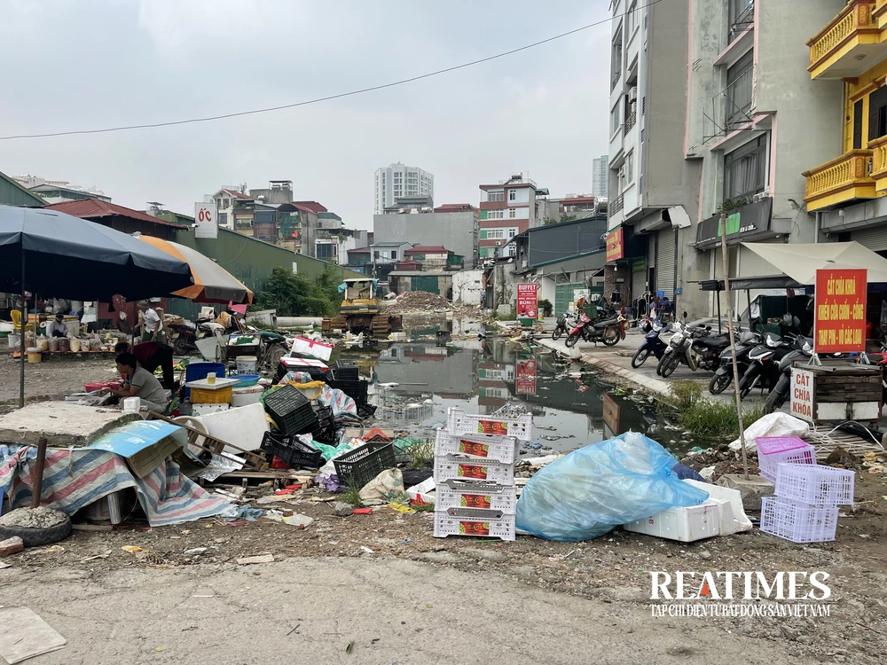 Dự án xây dựng đường vào Trường Đại học Hà Nội chậm tiến độ, ngập rác thải- Ảnh 2. Dự án xây dựng đường vào Trường Đại học Hà Nội chậm tiến độ, ngập rác thải- Ảnh 2.