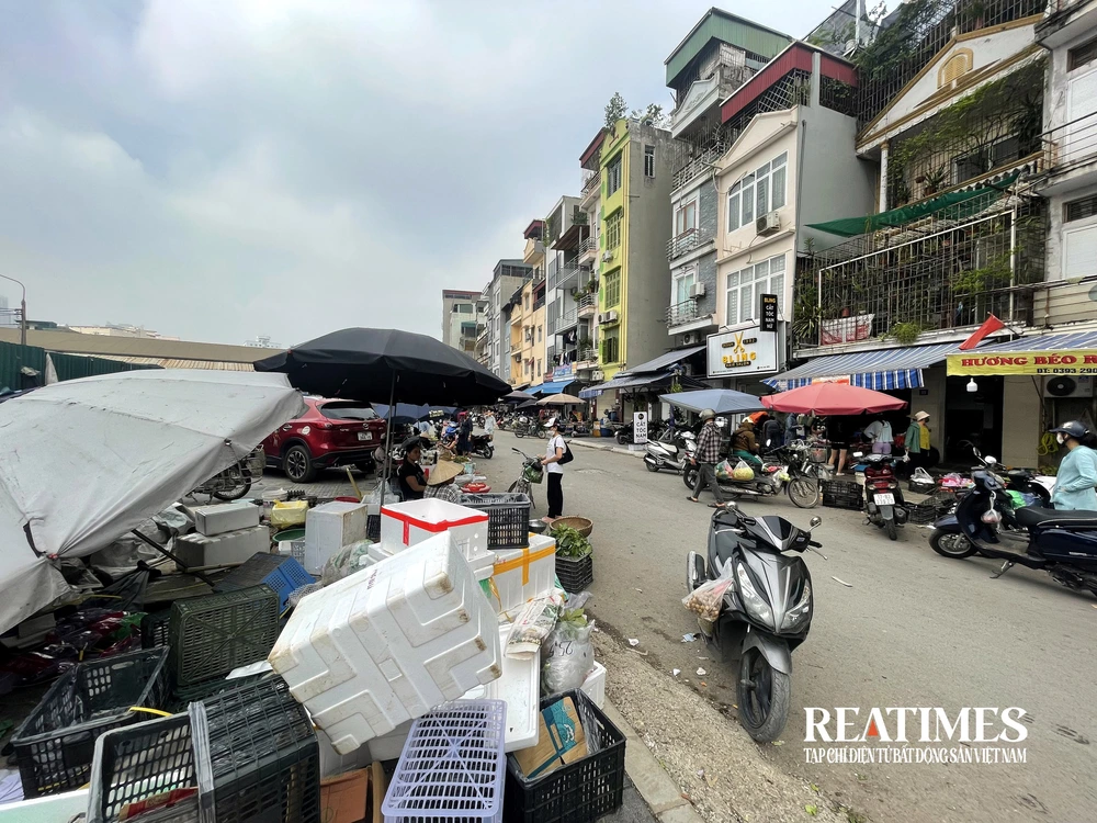 Dự án xây dựng đường vào Trường Đại học Hà Nội chậm tiến độ, ngập rác thải- Ảnh 4. Dự án xây dựng đường vào Trường Đại học Hà Nội chậm tiến độ, ngập rác thải- Ảnh 4.