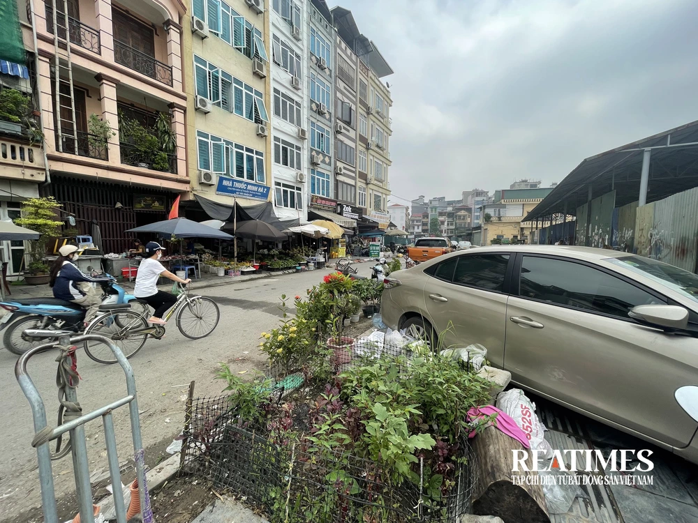 Dự án xây dựng đường vào Trường Đại học Hà Nội chậm tiến độ, ngập rác thải- Ảnh 5. Dự án xây dựng đường vào Trường Đại học Hà Nội chậm tiến độ, ngập rác thải- Ảnh 5.
